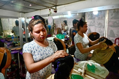 ロヒンギャ難民でトランスジェンダーの美容師、二重の偏見と闘う