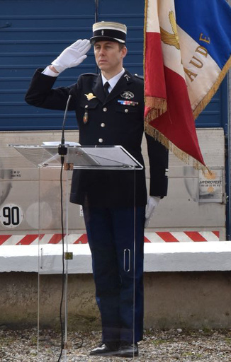 仏立てこもり、撃たれて重体だった警察官が死亡 人質の身代わり