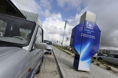 スペイン初、電気自動車の充電用コンセント付き電話ボックス