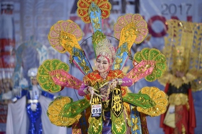 煌びやかな衣装を披露、インドネシアでファションショー