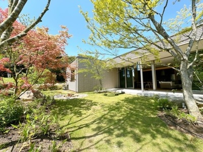 「庭でキャンプと焚火を楽しむ」～日常の喧騒を忘れ、まるで森の中にたたずむ理想の住まい～