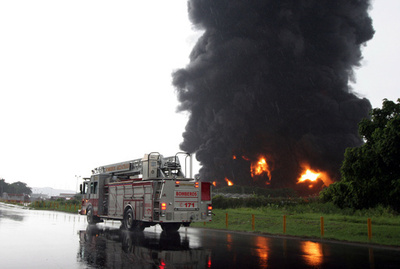落雷で製油所が炎上、南米ベネズエラ