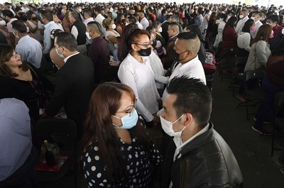 バレンタインに合同結婚式、661組が愛誓う メキシコ