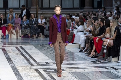 「ヴィクトリア・ベッカム」20年春夏