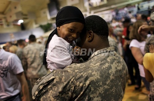 イラク駐留米兵が帰還 家族と感動の再会 写真12枚 ファッション ニュースならmode Press Powered By Afpbb News