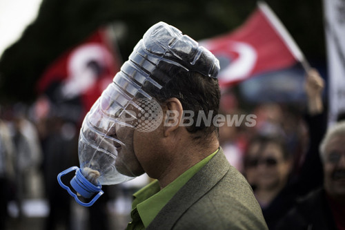 手製ガスマスクで身を守れ トルコ反政府デモ 写真5枚 ファッション ニュースならmode Press Powered By Afpbb News