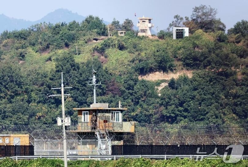 9月29日、韓国・京畿道坡州市の南北境界地域から見た韓国と北朝鮮の監視所で、それぞれ警戒任務に当たる兵士(c)news1