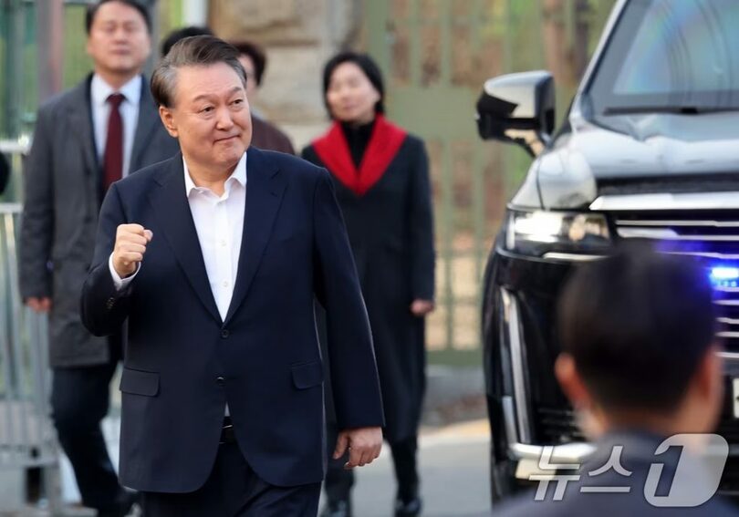 ソウル拘置所を出所し、支持者の声援に応える韓国のユン・ソンニョル（尹錫悦）大統領(c)news1