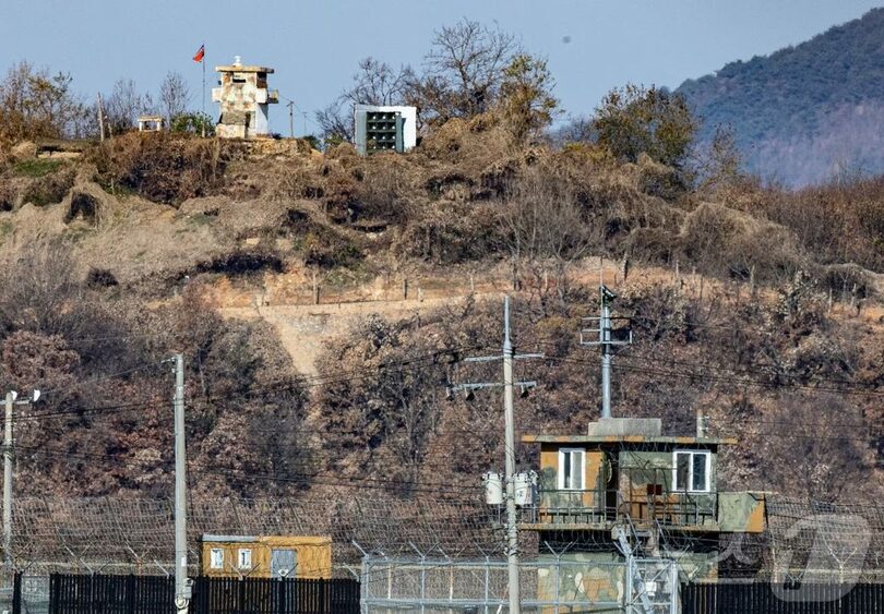 2025年11月18日、京畿道坡州の軍事境界線付近で、互いに向き合う南北の哨所(c)news1