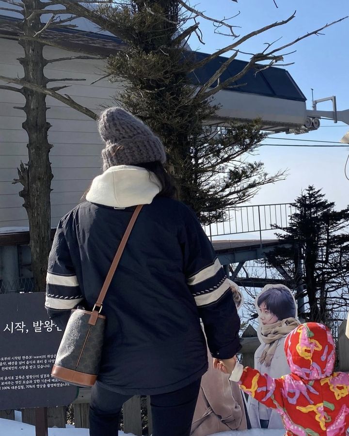 俳優のチェ・ジウが娘と一緒にドラマ「冬のソナタ」（2002）の撮影現場を訪れた＝チェ・ジウインスタグラムキャプチャー(c)NEWSIS