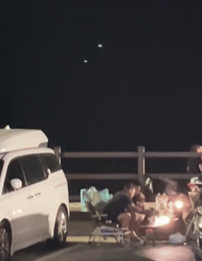 江原道江陵市の海水浴場で夜通しキャンプをする人々＝オンラインコミュニティ「FMコリア」(c)news1