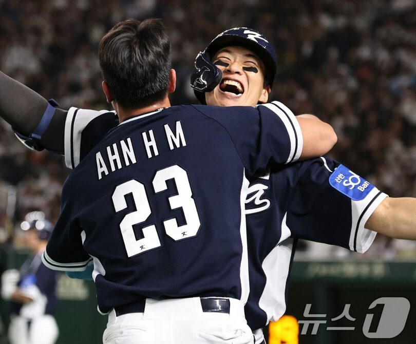 4回、韓国のソン・ソンムンがホームランを放ち、アン・ヒョンミンと喜びを交わしている(c)news1