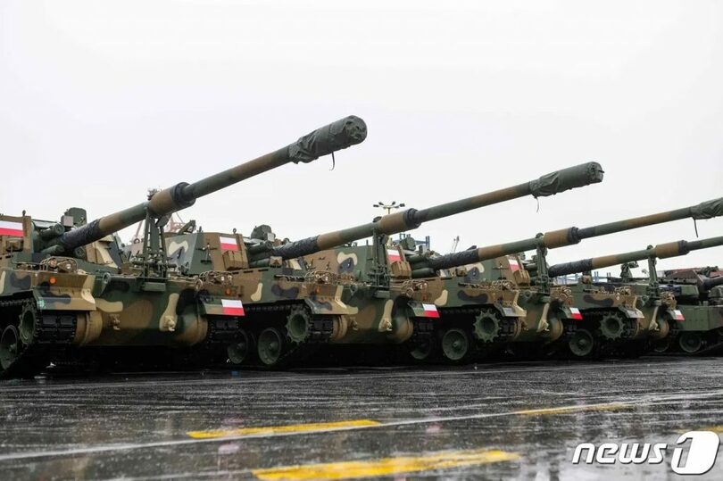 ポーランド・グディニャの海軍基地に到着したK-2戦車とK-9自走砲(c)AFP/news1