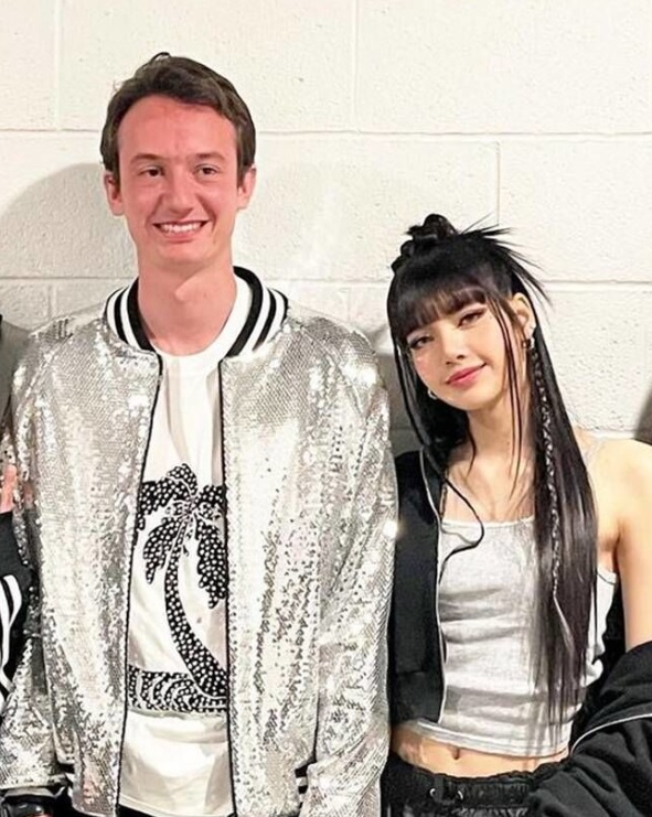 フレドリック・アルノー氏(左)とBLACKPINKリサ(c)NEWSIS