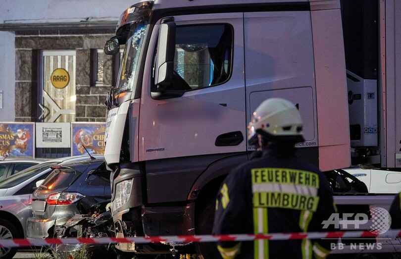 男がトラック盗み、信号待ちの車列に突入 17人負傷 ドイツ