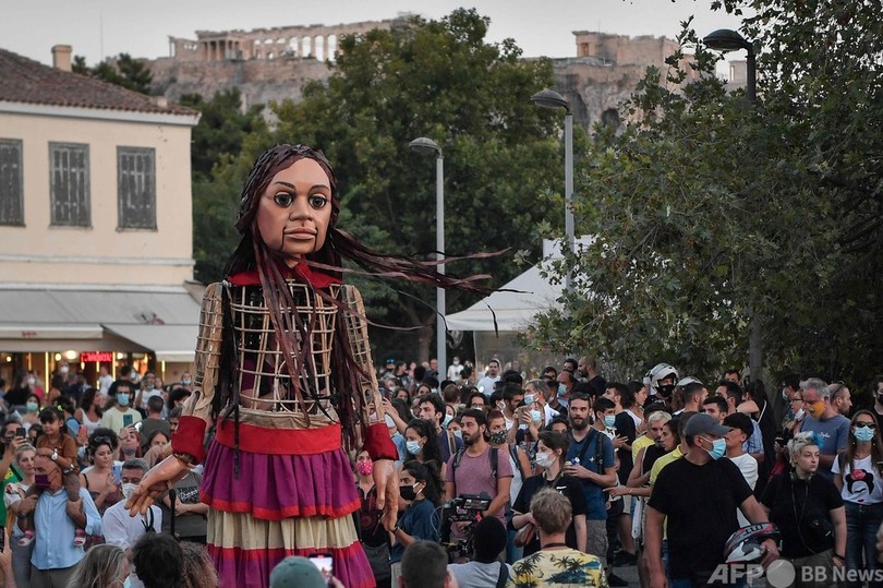 シリア難民少女の操り人形、トルコから英国への旅