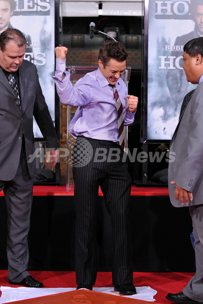 ロバート・ダウニー・Jr、ハリウッドに手形足形を刻む