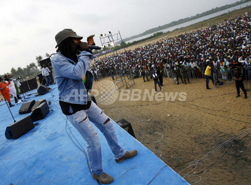 コートジボワール出身のレゲエ歌手、母国でコンサート、クーデター以来初