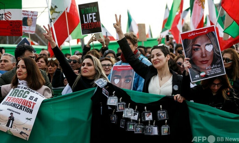 イラン革命44年、首都広場に多数の支持者 欧米では抗議デモ