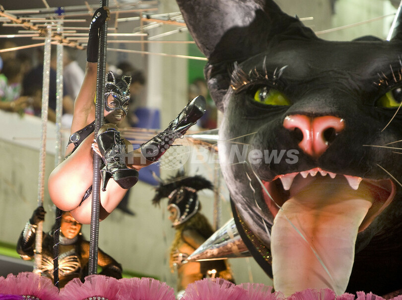 ブラジル・リオのカーニバル、一夜目から興奮は最高潮