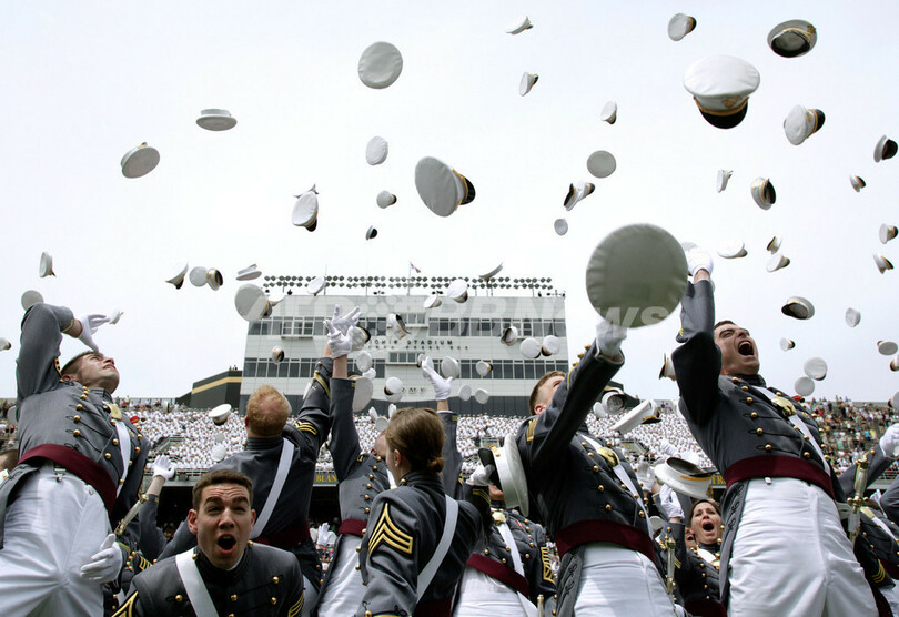 米陸軍士官学校で卒業式、恒例の帽子投げ