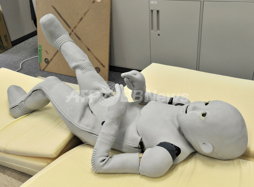 人間の表情を分析・分類する阪大の子ども型ロボット「CB2」
