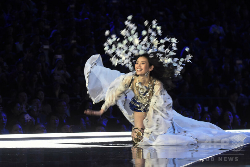 ヴィクトリアズ・シークレット」のショーで中国人モデルが転ぶハプニング 写真4枚 国際ニュース：AFPBB News