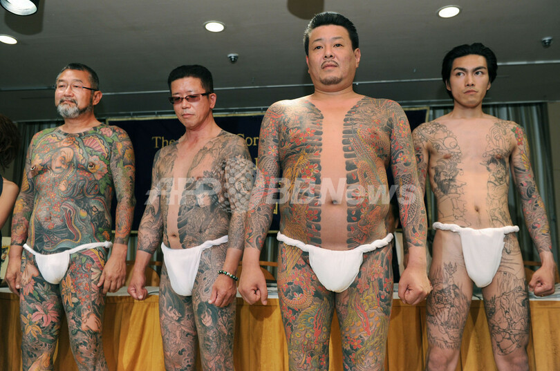 彫師・三代目彫よし氏、日本が誇る入れ墨の技を披露