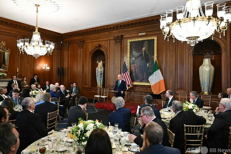 バイデン氏、トランプ氏ちゃかす 記者会主催の夕食会で