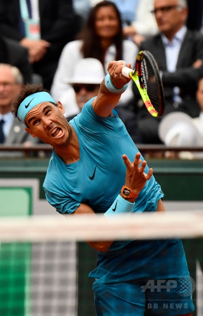ナダル、「滑りすぎる」全仏のコートに不満 やや苦戦も2回戦へ