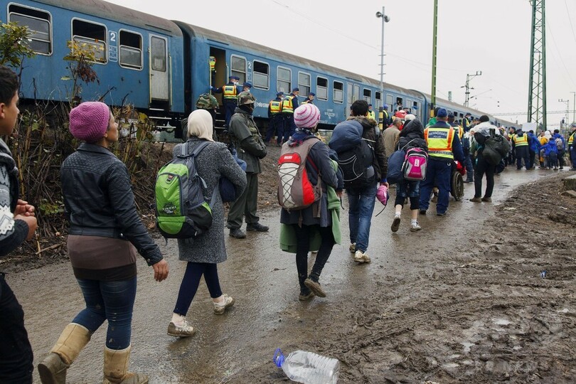 スロベニア、移民懸念し列車運行中止 ハンガリーは国境封鎖