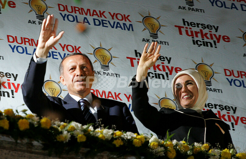 トルコ首相が大学でのスカーフ着用認める改憲案、世俗派は反発