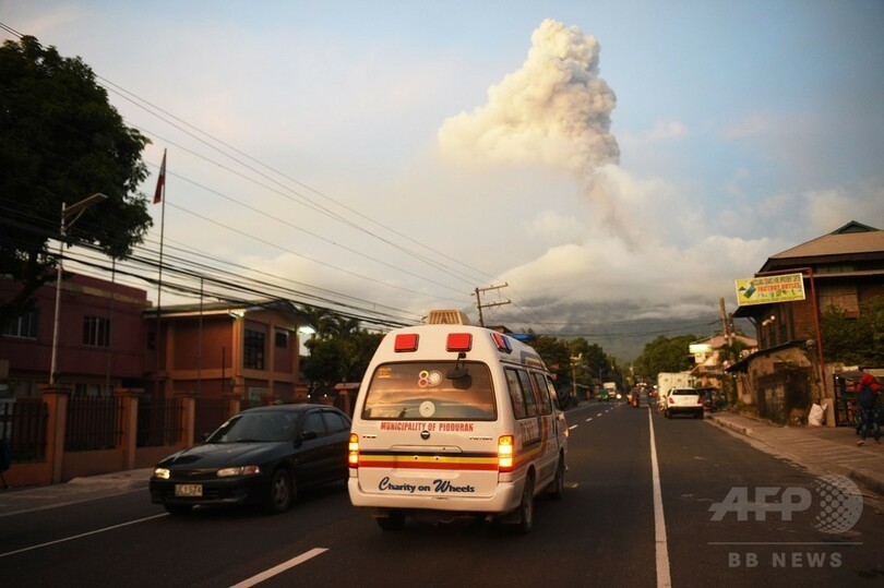 フィリピン当局、住民の強制避難も検討 マヨン山の噴火で