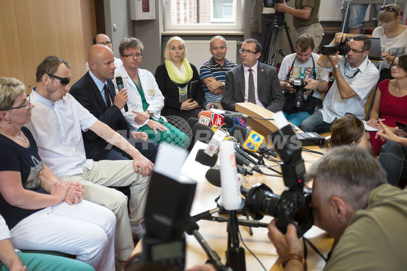 「世界初の救命顔面移植」受けた男性が会見、退院へ ポーランド