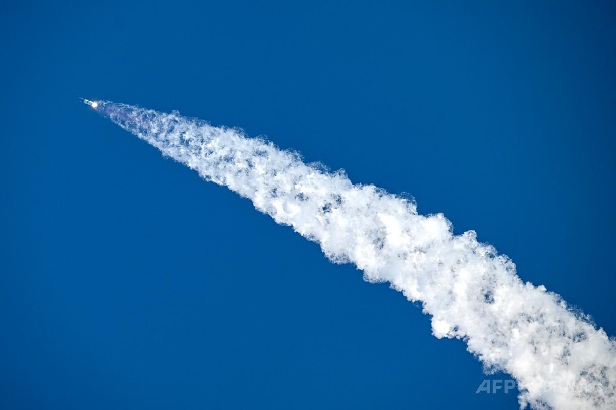 スペースXのスターシップ打ち上げ、試験飛行後に着水 写真6枚 国際