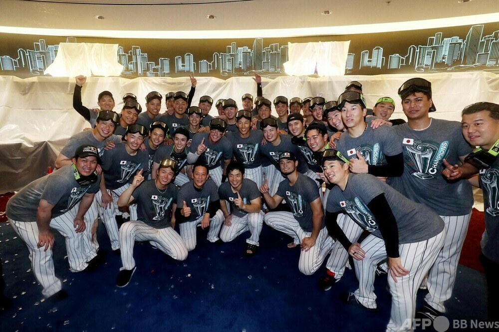 侍ジャパンがシャンパンファイト、優勝の喜び分かち合う 写真19枚 国際