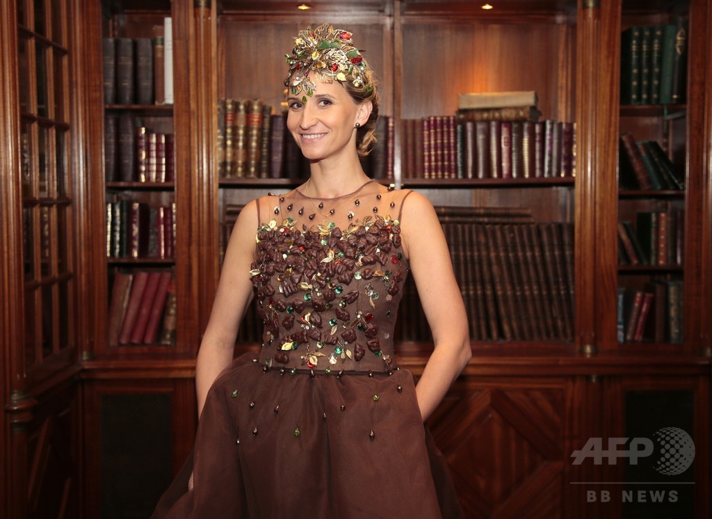 「サロン・デュ・ショコラ」控えチョコレートドレス披露、パリ