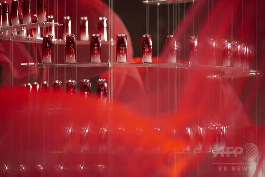 資生堂「アルティミューン」2周年、菅原小春がパフォーマンス