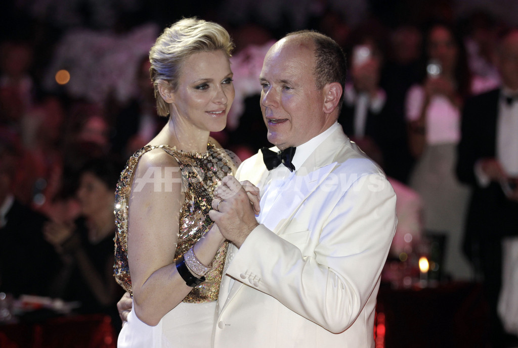 モナコ公夫妻、毎年恒例の赤十字ガラに出席