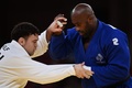東京五輪、柔道混合団体決勝。フランスのテディ・リネール（右）と対戦するウルフ・アロン（2021年7月31日撮影）。(c)Franck FIFE / AFP