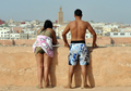 15日、熱波に見舞われたモロッコ・ラバト（Rabat）のビーチは、涼を求める多くの海水浴客でにぎわった。写真はビーチを見下ろすカップル（2012年7月15日撮影）。(c)AFP/FADEL SENNA