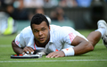 テニス、ウィンブルドン選手権（The Championships Wimbledon 2012）は6日、男子シングルス準決勝が行われ、大会第5シードのジョーウィルフリード・ツォンガ（Jo-Wilfried Tsonga、フランス）は3-6、4-6、6-3、5-7で大会第4シードのアンディ・マレー（Andy Murray、英国）に敗れた。

試合中、コートに倒れこむジョーウィルフリード・ツォンガ（2012年7月6日撮影）。(c)AFP/LEON NEAL