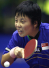 バックハンドで応戦するWang Yue Gu。(c)AFP/HRVOJE POLAN