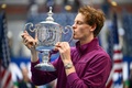 全米オープンテニス、男子シングルス決勝。トロフィーにキスするヤニック・シナー（2024年9月8日撮影）。(c)ANGELA WEISS / AFP