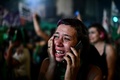アルゼンチン首都ブエノスアイレスにある国会議事堂前で、人工妊娠中絶合法化法案の可決を受け歓喜する賛成派（2020年12月30日撮影）。(c)RONALDO SCHEMIDT / AFP