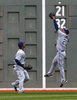 09MLB、ボストン・レッドソックス（%%Boston Red Sox%%）対タンパベイ・レイズ（%%Tampa Bay Rays%%）。試合はレッドソックスが5-3で勝利し、開幕戦を白星で飾った。写真は打球を追うタンパベイ・レイズのマット・ジョイス（%%Matt Joyce%%、右）とカール・クロフォード（%%Carl Crawford%%）。（2009年4月7日撮影）(c)AFP/Getty Images/Jim Rogash