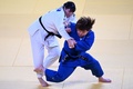 世界柔道選手権、女子78キロ超級。3位決定戦に臨む冨田若春（右、2022年10月12日撮影）。(c)Kirill KUDRYAVTSEV / AFP