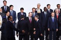 大阪で開催中の20か国・地域（G20）首脳会議の歓迎行事で、記念撮影に備える参加国・国際機関の代表者（2019年6月28日撮影）。(c) Brendan Smialowski / AFP