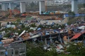 台風14号が上陸した中国・福建省のアモイで、強風で倒れた建物（2016年9月15日撮影）。(c)AFP