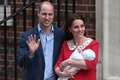 英ロンドンにあるセント・メアリー病院の特別病棟「リンド・ウイング」前で、第3子の男の子をお披露目するウィリアム英王子（左）と妻のキャサリン妃（2018年4月23日撮影）。(c)AFP PHOTO / Daniel LEAL-OLIVAS